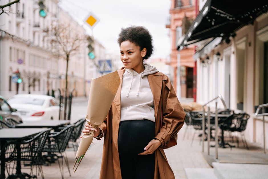 Femme enceinte portant un bola de grossesse - nettoyer bola de grossesse | Petit Murmure
