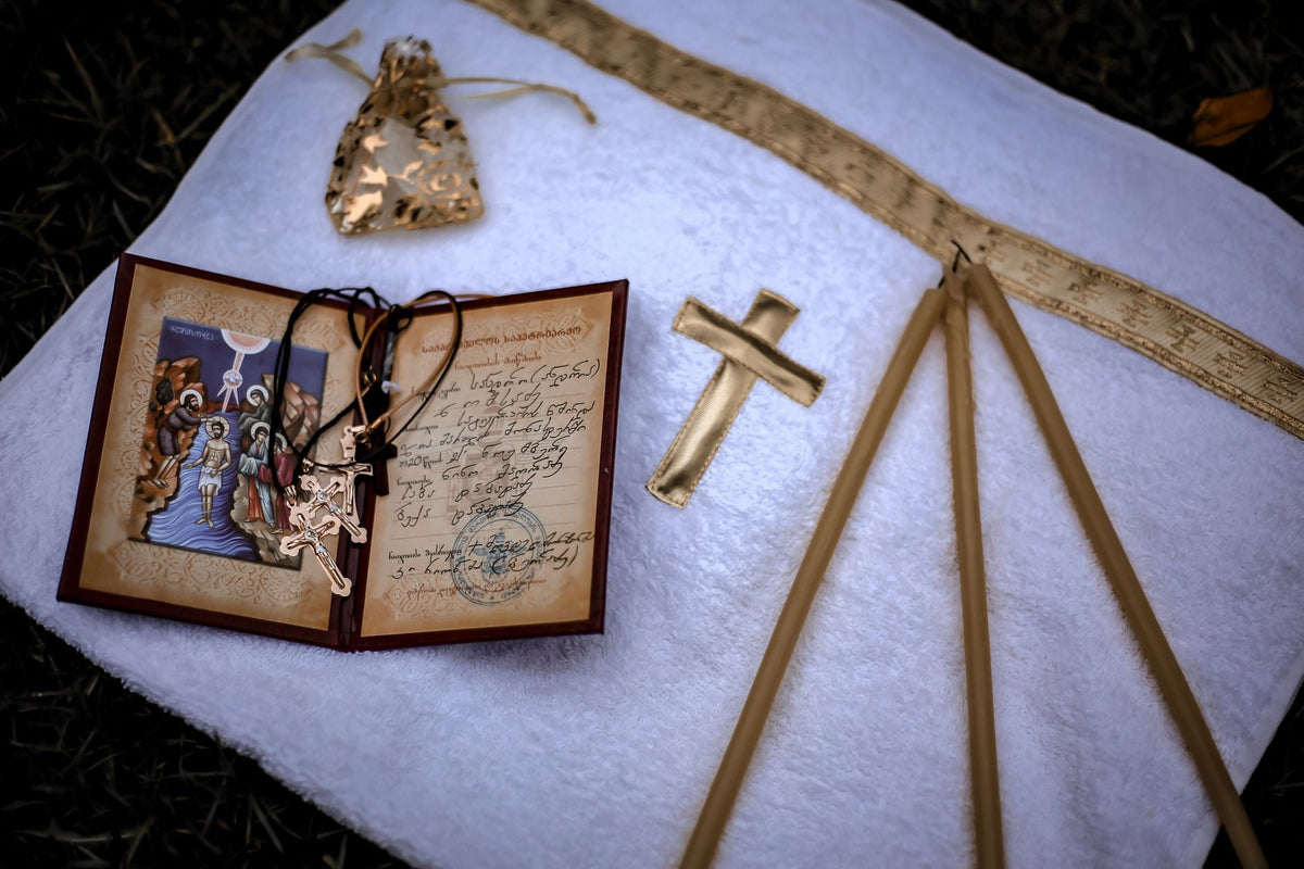 Cadeaux de baptême personnalisés disposés sur une table claire - cadeau baptême original | Petit Murmure