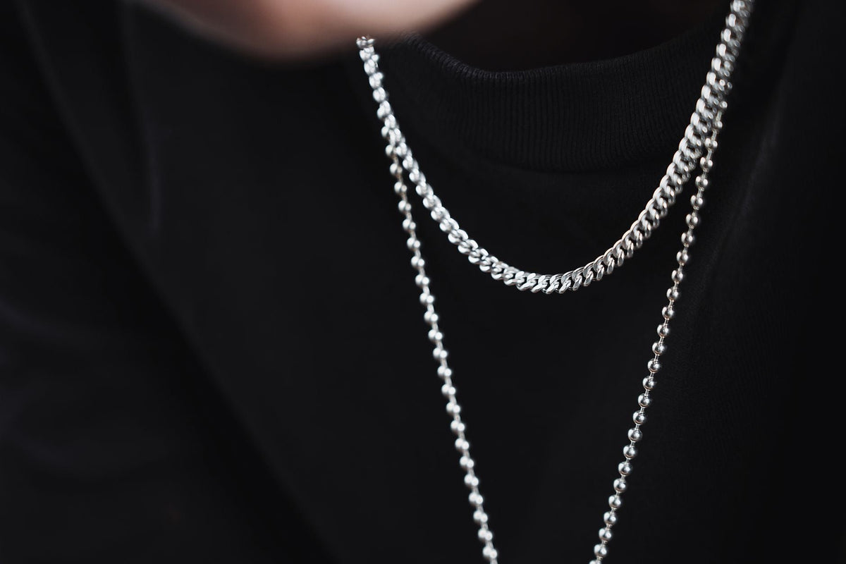 Chaîne fine et médaille posées sur un écrin - chaîne de baptême pour enfant | Petit Murmure
