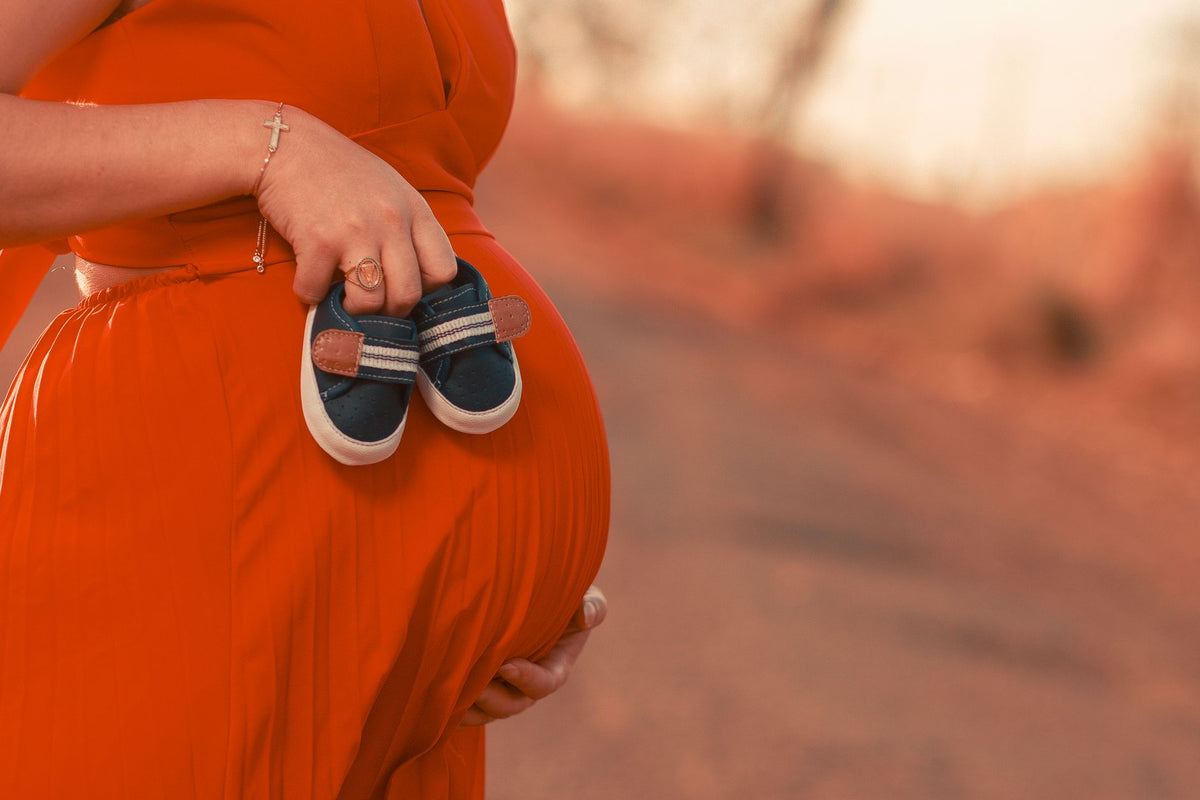 Future maman portant un collier long sur son ventre arrondi - collier femme enceinte | Petit Murmure