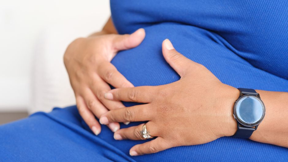 Femme enceinte portant un bola de grossesse - ou acheter un bola de grossesse | Petit Murmure