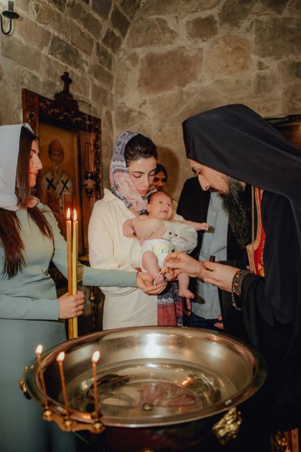 Bébé lors de son baptême - medaille bapteme croix | Petit Murmure