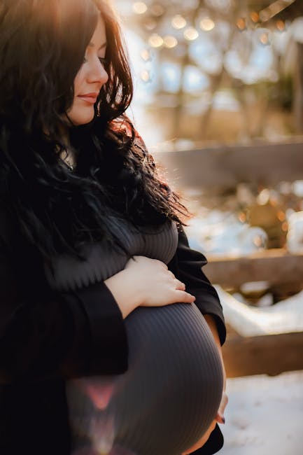 Femme enceinte portant un bola de grossesse - son bola de grossesse | Petit Murmure
