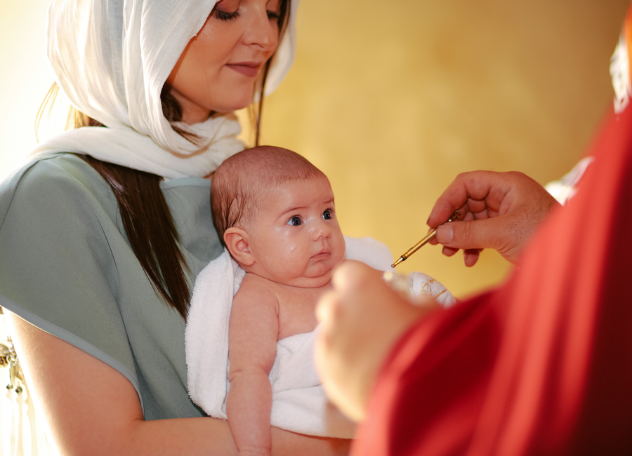 Bébé lors de son baptême - personnaliser medaille bapteme | Petit Murmure