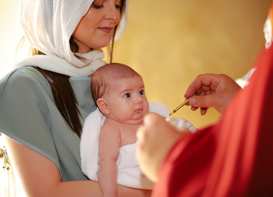 Bébé lors de son baptême - personnaliser medaille bapteme | Petit Murmure