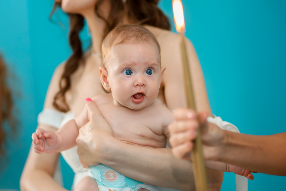 Bébé lors de son baptême - qui offre la medaille de bapteme | Petit Murmure