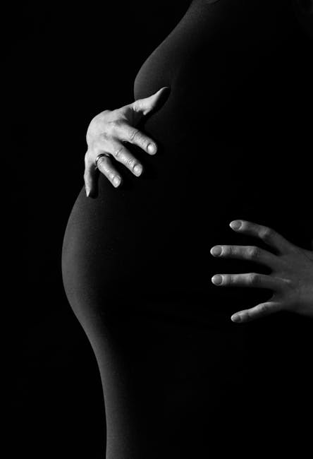 Femme enceinte portant un bola de grossesse - bola apres naissance | Petit Murmure