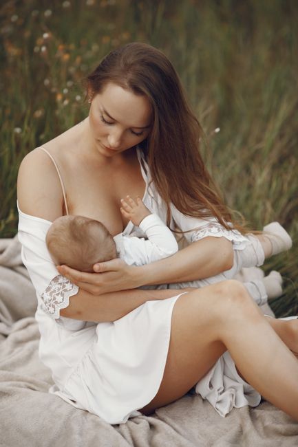 Maman et bébé pendant l'allaitement - comment arreter allaitement | Petit Murmure