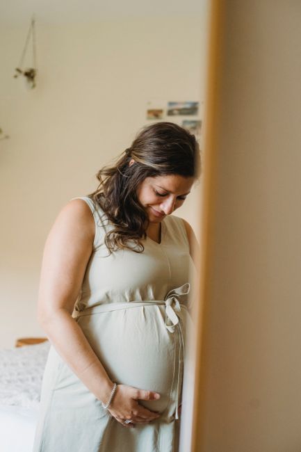 Femme enceinte portant un bola de grossesse - bola de grossesse acier inoxydable | Petit Murmure