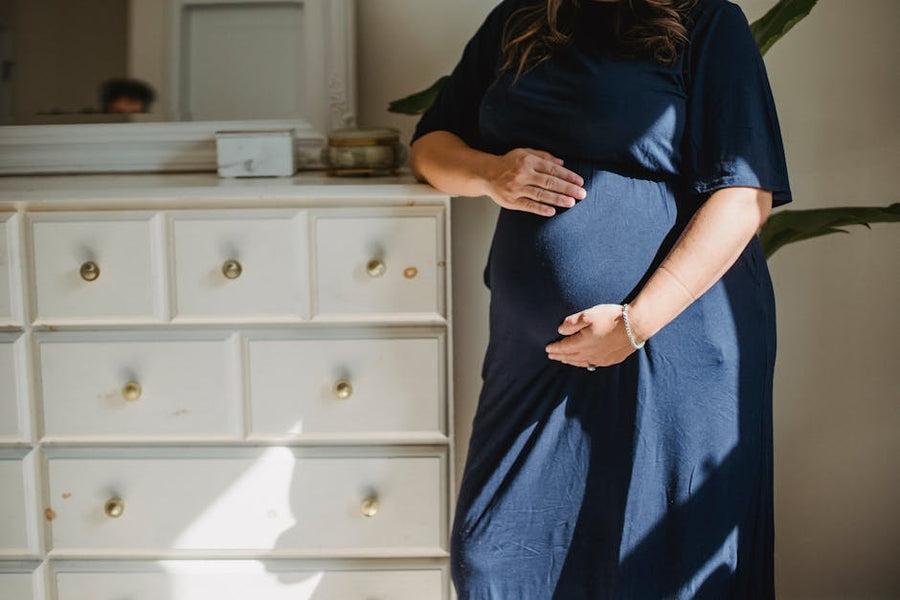 Femme enceinte portant un bola de grossesse - bola de grossesse avis | Petit Murmure