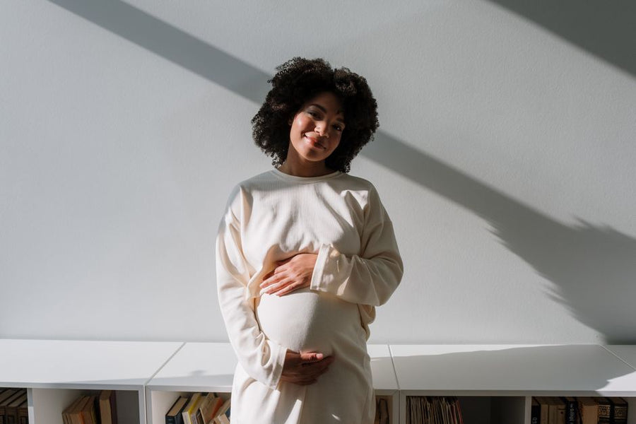 Femme enceinte portant un bola de grossesse - bola de grossesse goutte | Petit Murmure