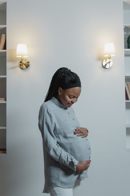 Femme enceinte portant un bola de grossesse - bola de grossesse or 18 carats | Petit Murmure