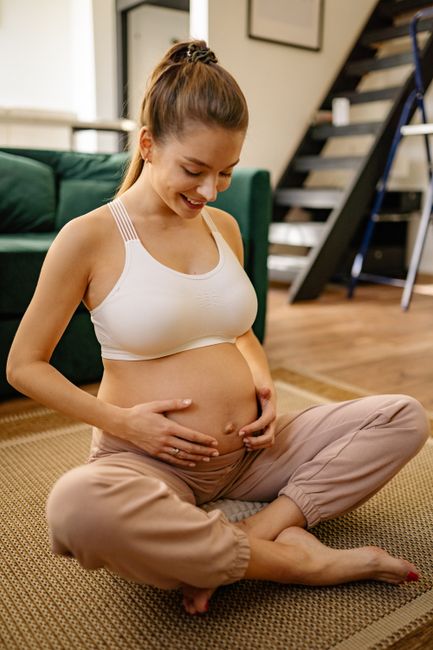 Femme enceinte portant un bola de grossesse - cage bola de grossesse | Petit Murmure