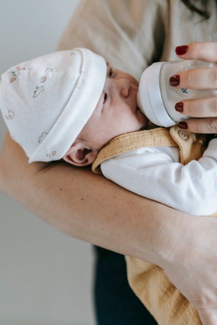 Maman donnant le biberon de lait à son bébé - meilleur tire lait electrique | Petit Murmure