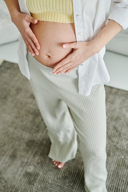 Femme enceinte portant un bola de grossesse - chaine pour bola de grossesse | Petit Murmure