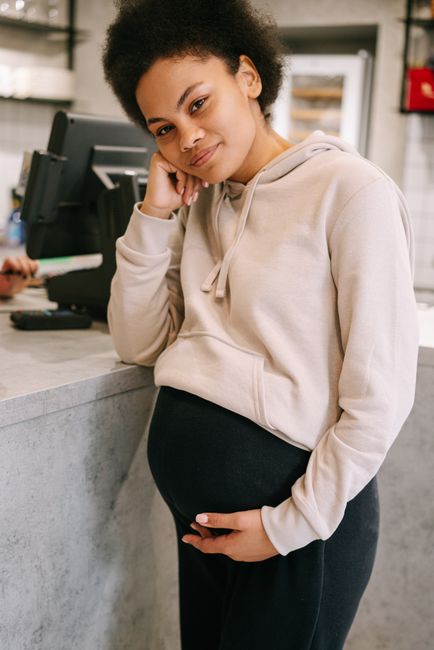 Femme enceinte portant un bola de grossesse - doudou bola de grossesse | Petit Murmure