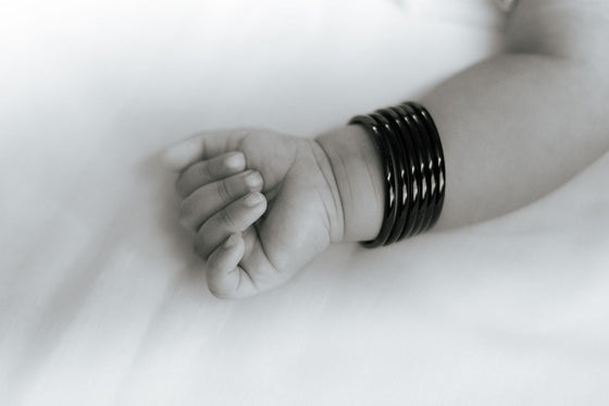 Bracelet maman-enfant porté au poignet d'un écolier le matin de la rentrée | Petit Murmure