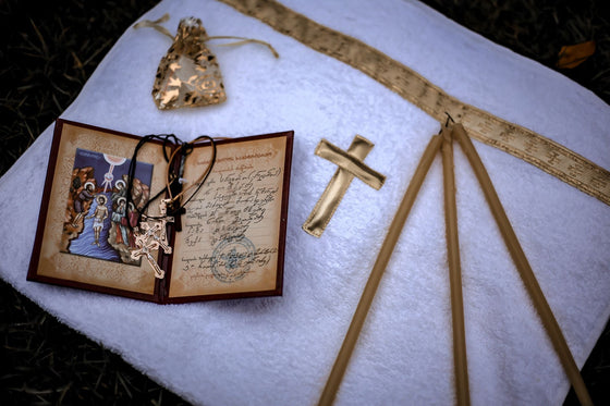 Cadeaux de baptême personnalisés disposés sur une table claire - cadeau baptême original | Petit Murmure