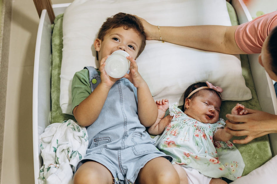 Grand frère qui découvre son petit frère à la maternité - cadeau grand frère naissance | Petit Murmure