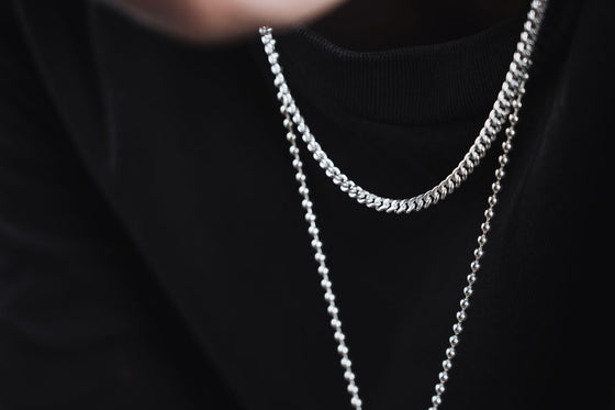 Chaîne fine et médaille posées sur un écrin - chaîne de baptême pour enfant | Petit Murmure