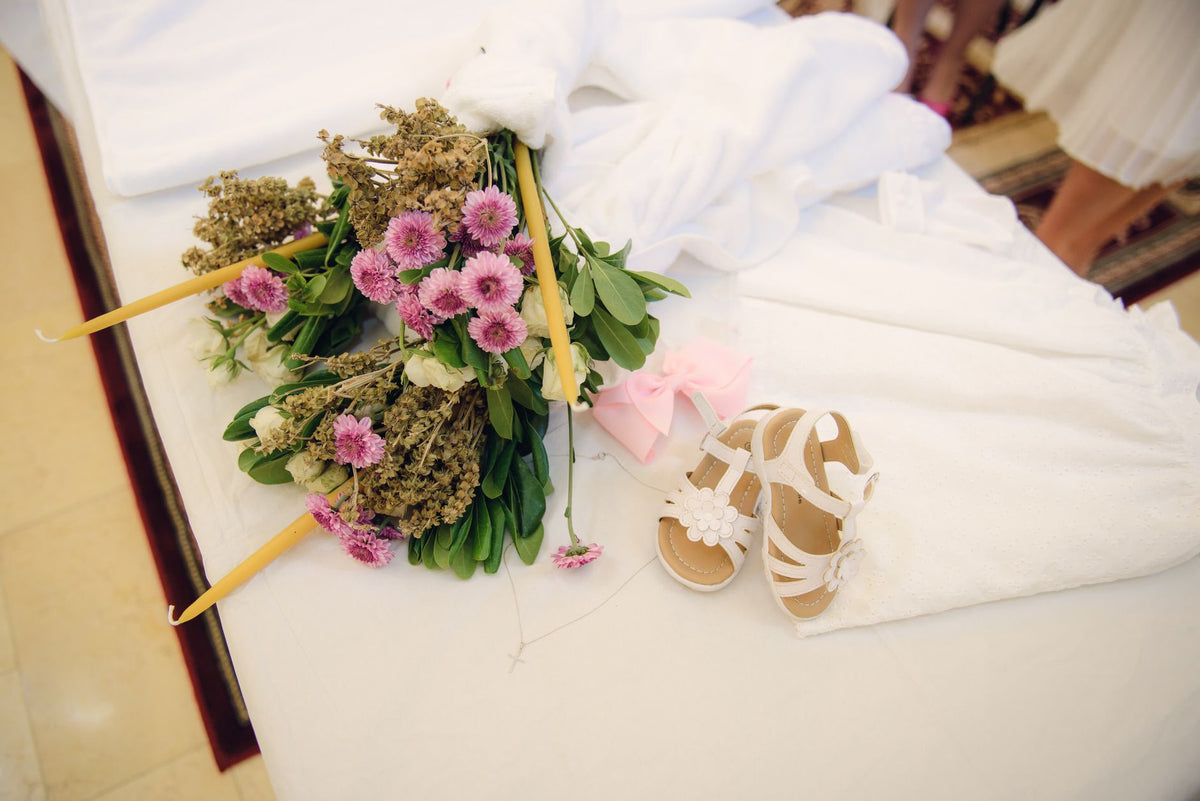 Table de fête dressée en blanc et verdure pour un baptême - décoration de baptême | Petit Murmure