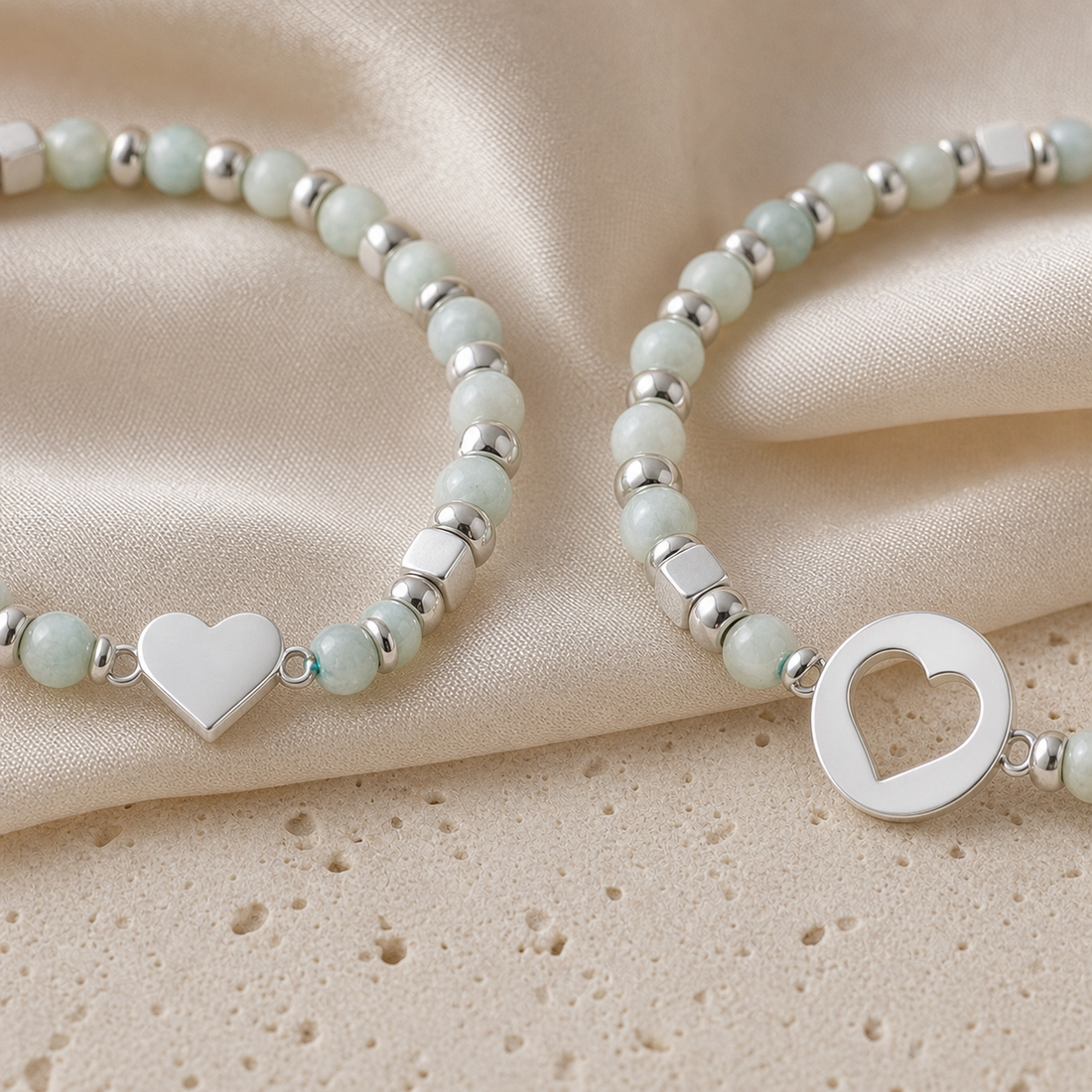 Détail des perles d’amazonite et des deux cœurs argentés