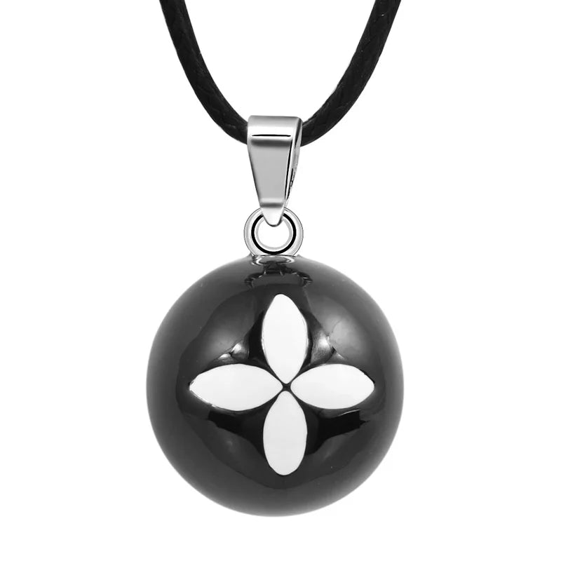 Collier bola de grossesse ciselé, présenté sur fond clair | Petit Murmure