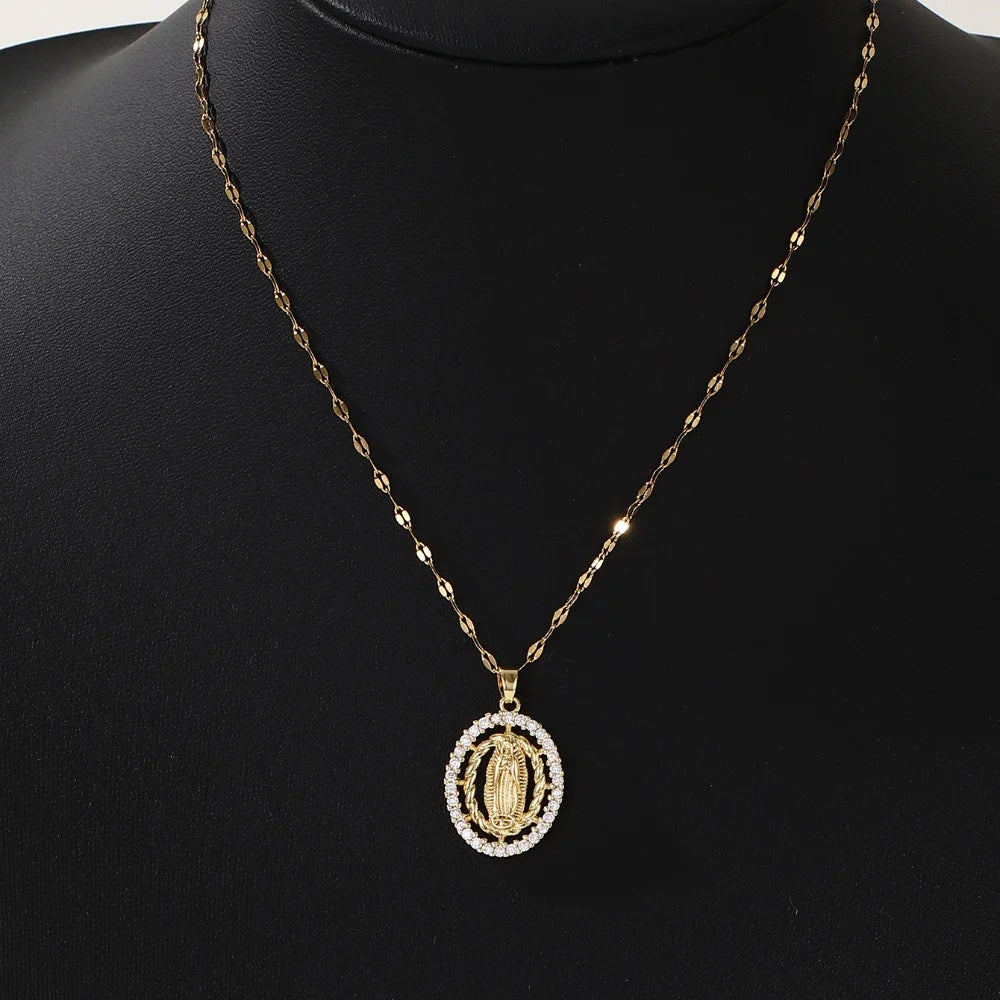 Collier médaille ovale à l'effigie de la Vierge, vue d'ensemble | Petit Murmure
