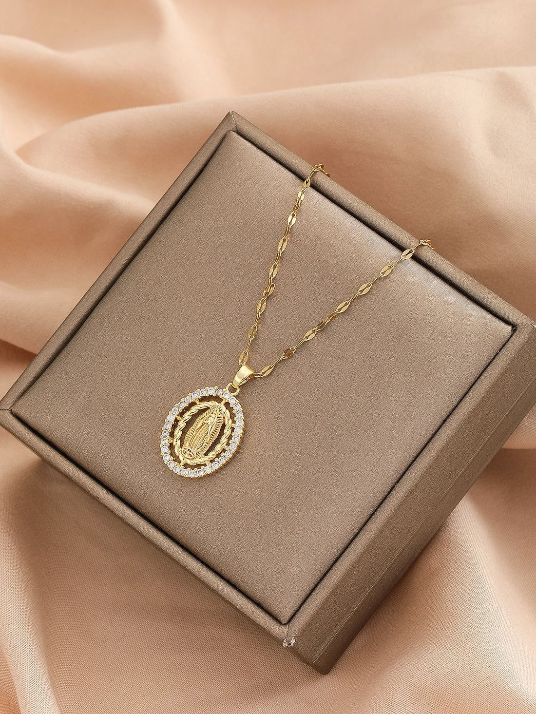 Pendentif Vierge Marie doré sur chaîne fine, gros plan sur la médaille | Petit Murmure
