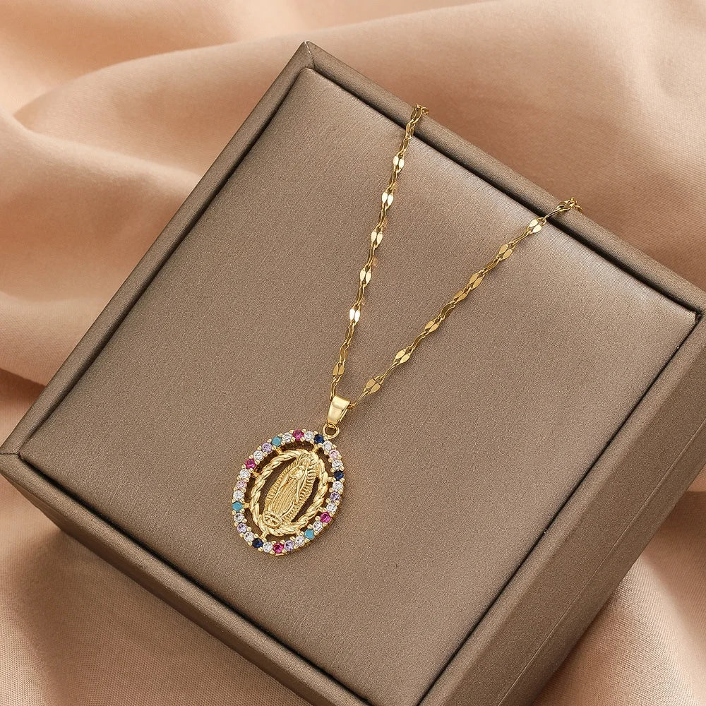 Médaille Vierge Marie sertie de zircons colorés, détail des zircons | Petit Murmure