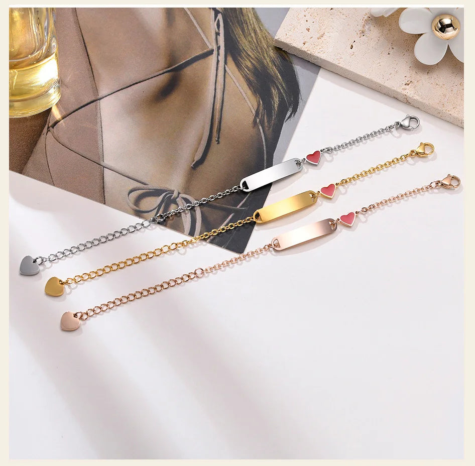 Bracelet gourmette bébé à graver au prénom, portée au poignet | Petit Murmure