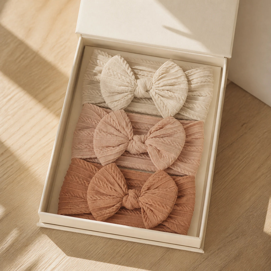 Bandeaux bébé fille – nœud en nylon doux (lot de 3) – mise en situation du produit