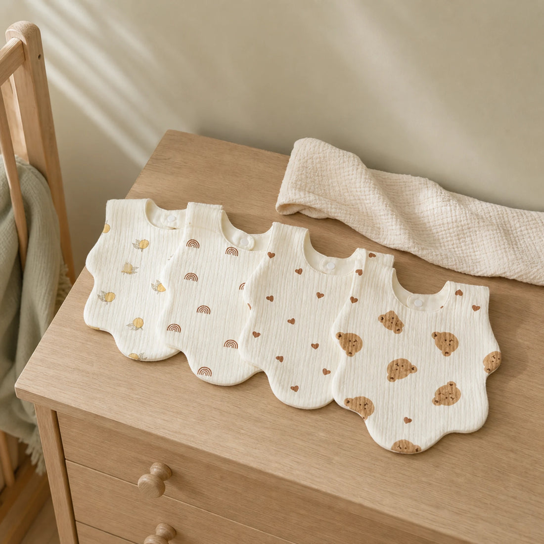 Bavoirs bébé en coton – motifs tout-petits (lot de 4) – mise en scène dans un univers bébé doux et lumineux