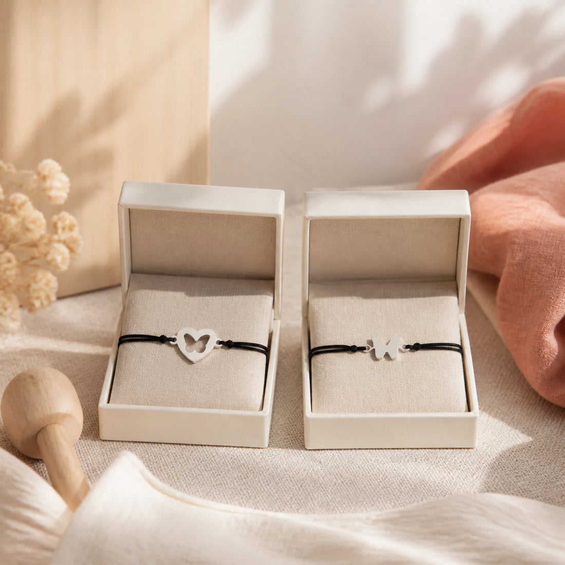 Bracelet maman-bébé cœur assorti (duo) – mise en scène dans un univers bébé doux et lumineux