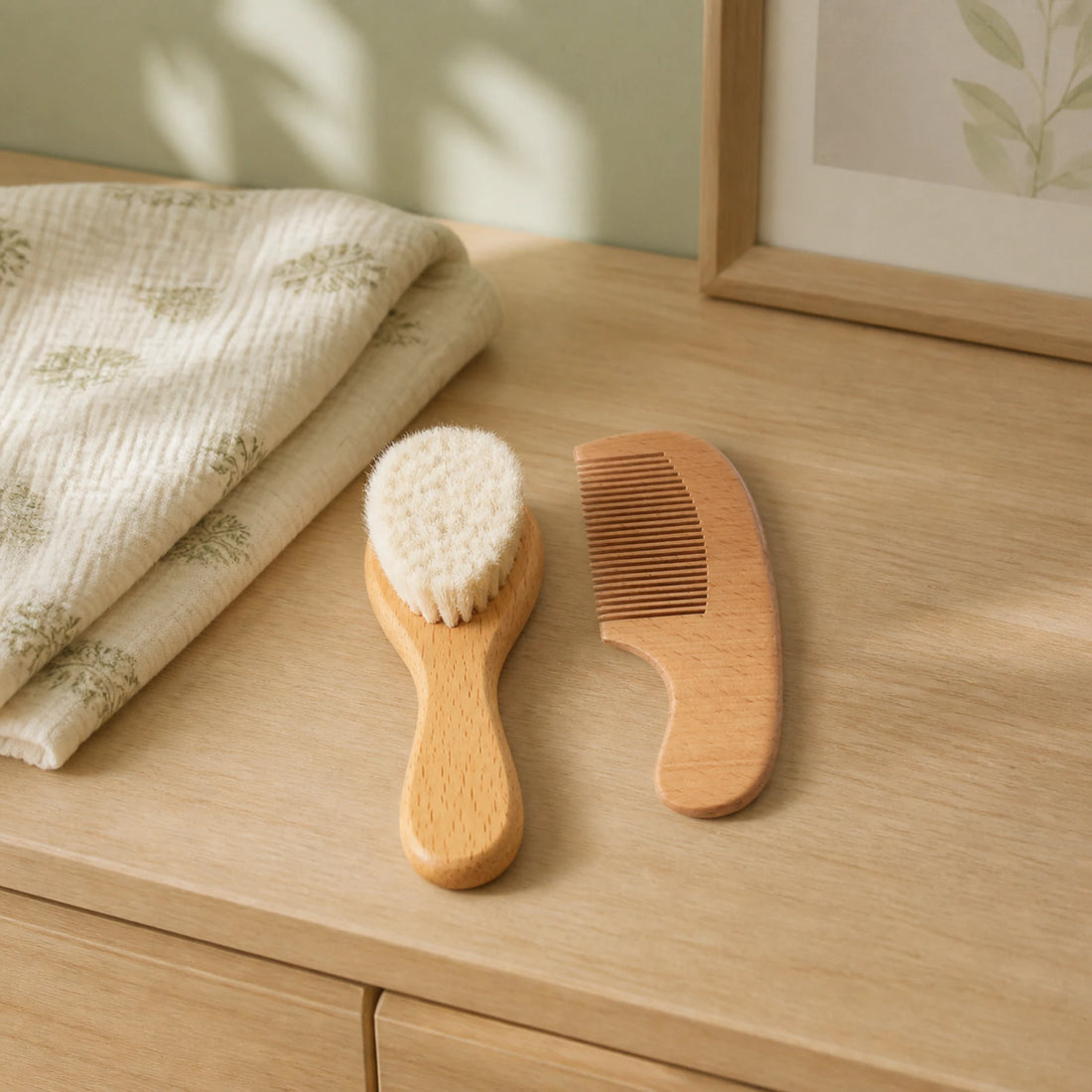 Brosse et peigne bébé en bois – poils doux (set) – mise en scène dans un univers bébé doux et lumineux