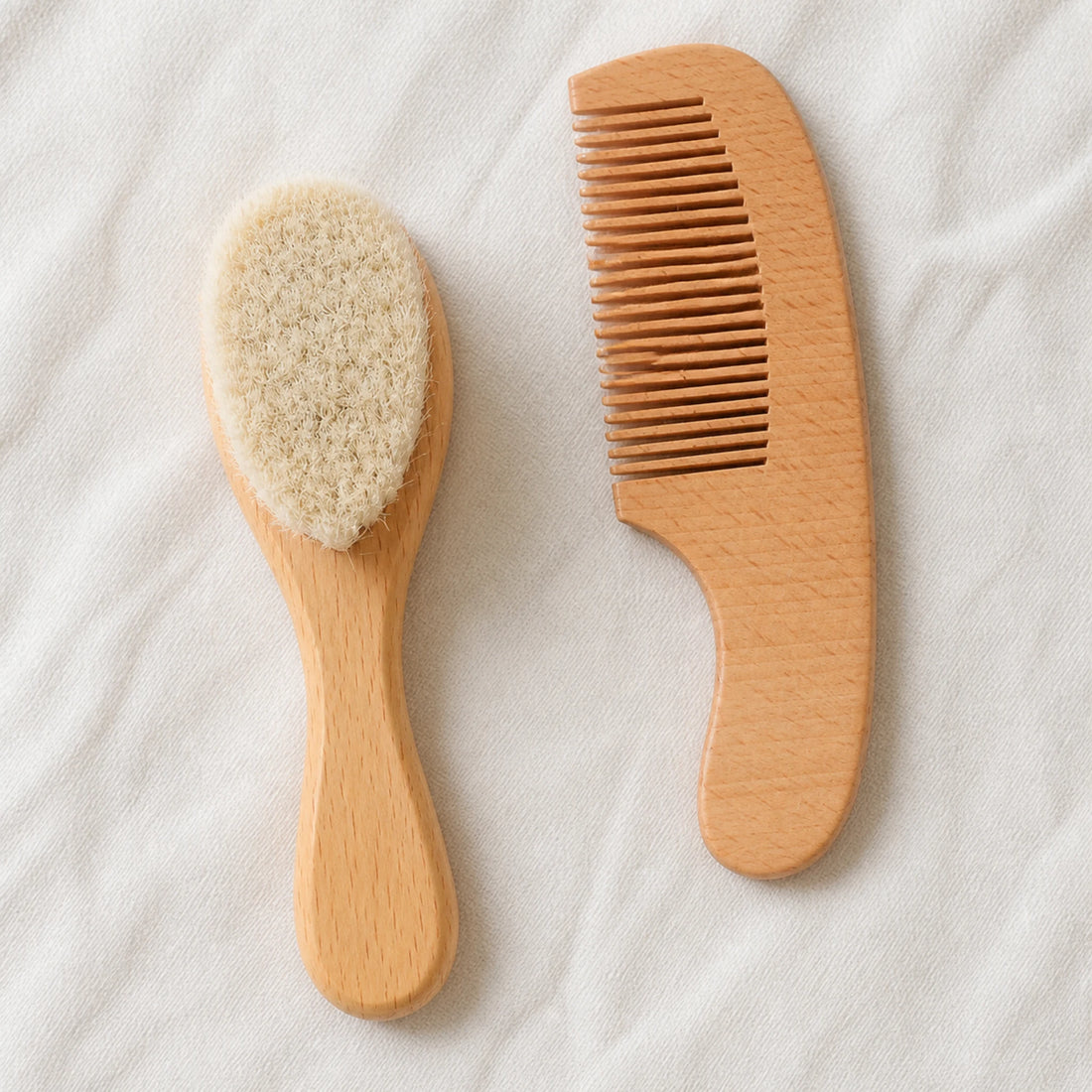 Brosse et peigne bébé en bois – poils doux (set) – détail des matières et des finitions