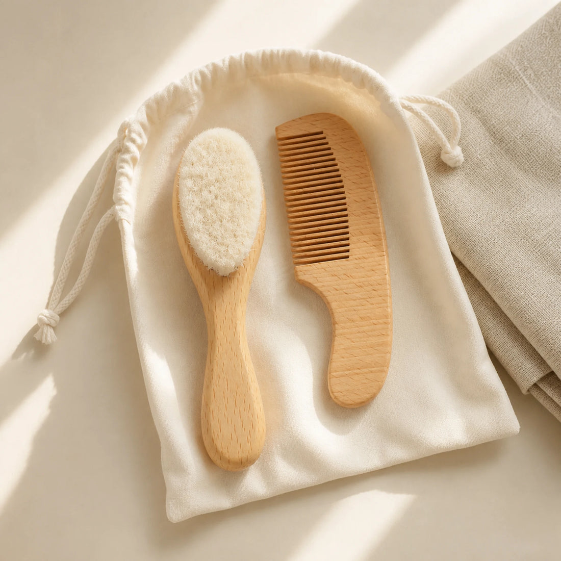 Brosse et peigne bébé en bois – poils doux (set) – mise en situation du produit