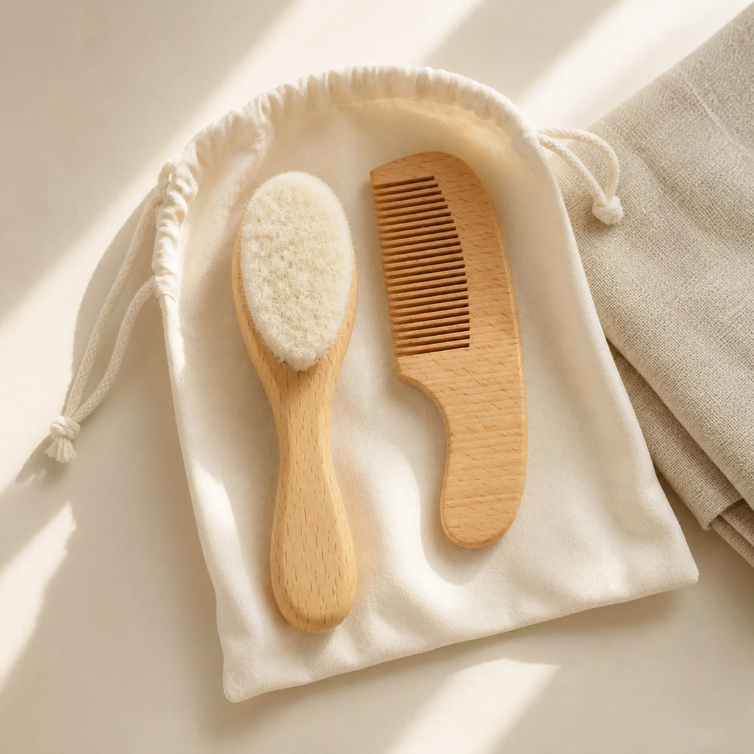 Contenu du set brosse et peigne bébé en bois à poils doux | Petit Murmure