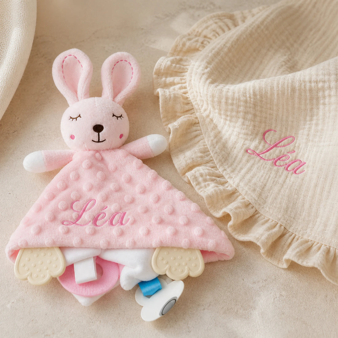Détails de broderie du coffret naissance Tendresse