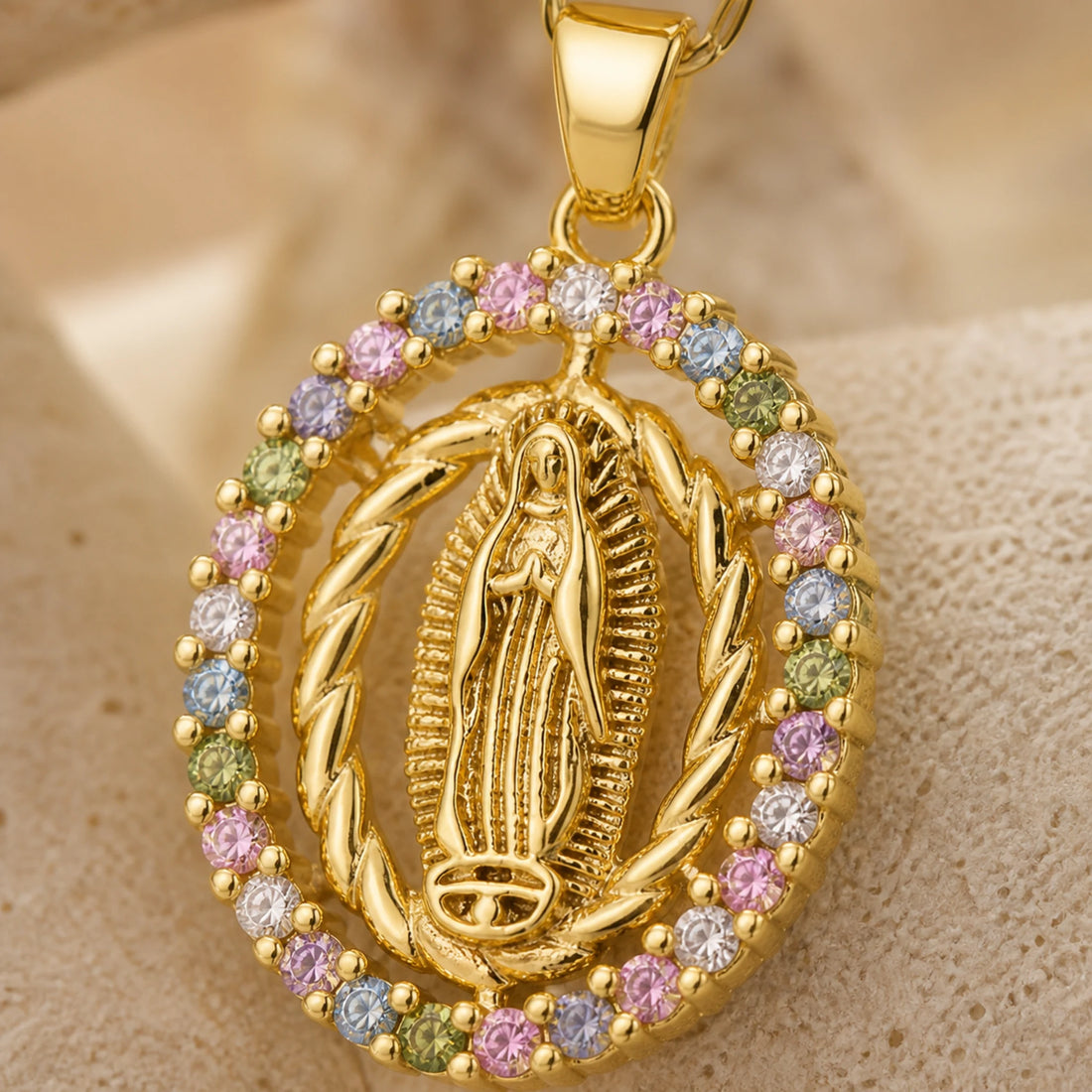 Collier médaille Vierge Marie dorée, zircons colorés – détail des matières et des finitions