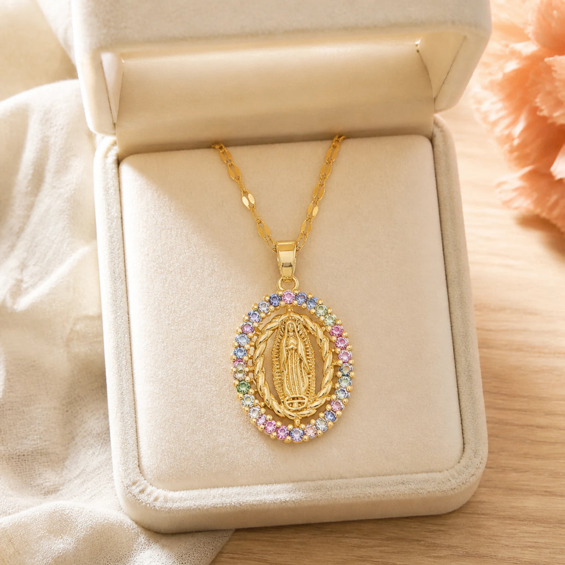 Collier médaille Vierge Marie dorée, zircons colorés – mise en situation du produit