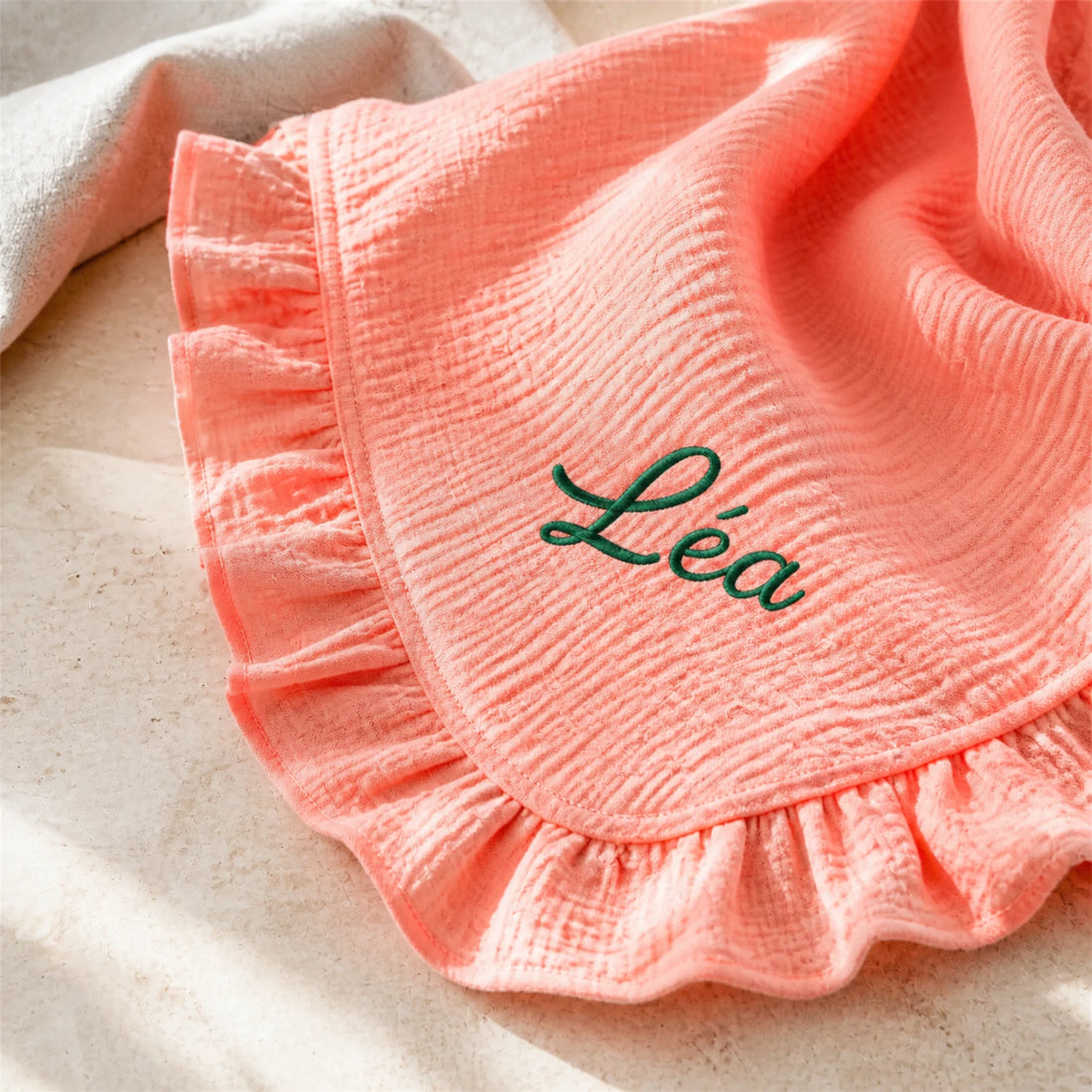 Détails des volants et de la broderie de la couverture bébé