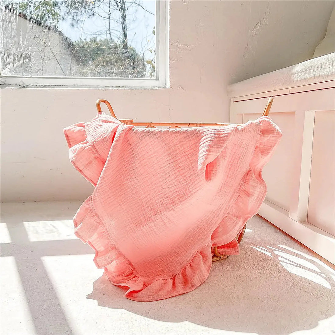 Couverture bébé à volants rose corail en double gaze - couverture personnalisée | Petit Murmure