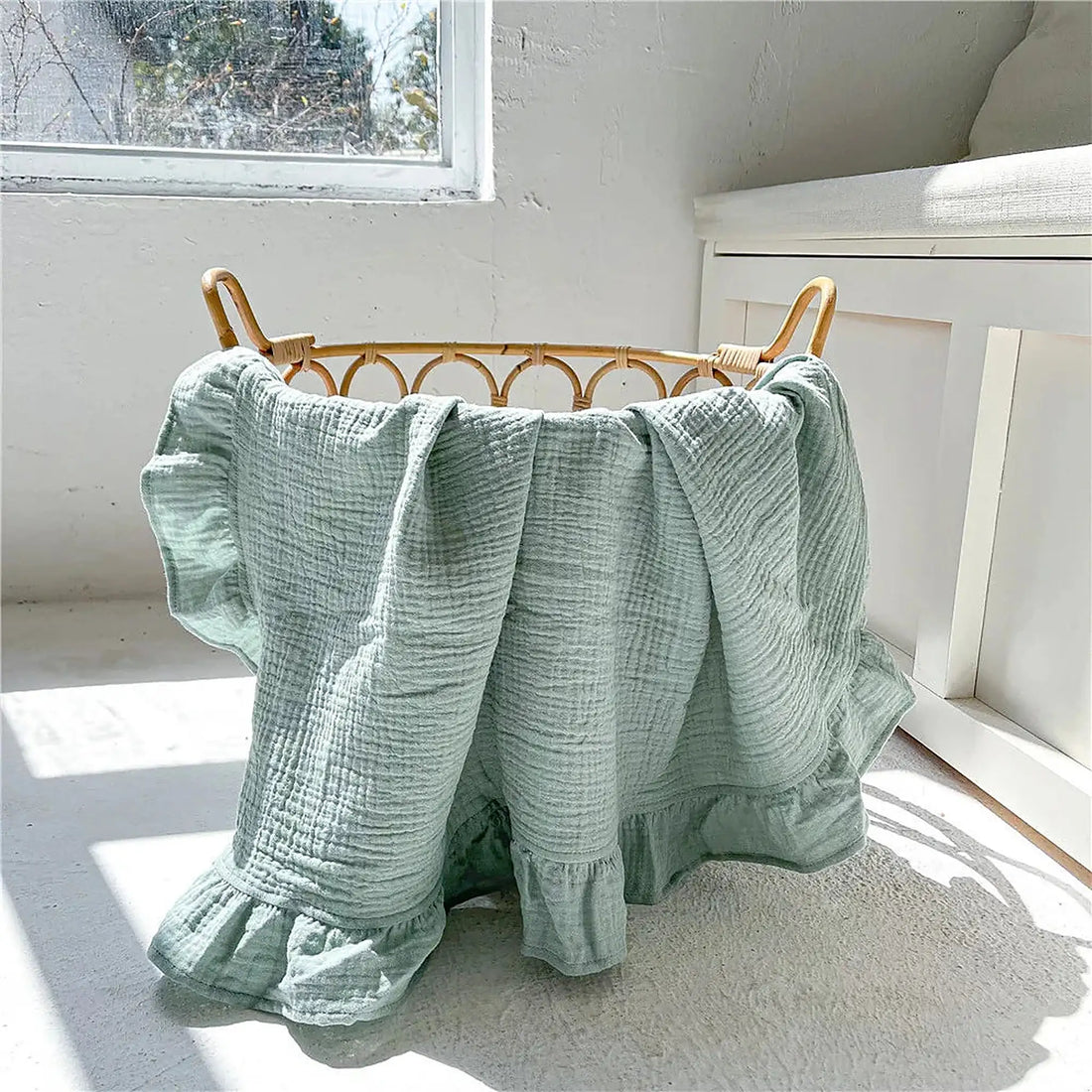Couverture bébé à volants vert sauge en double gaze - couverture personnalisée | Petit Murmure