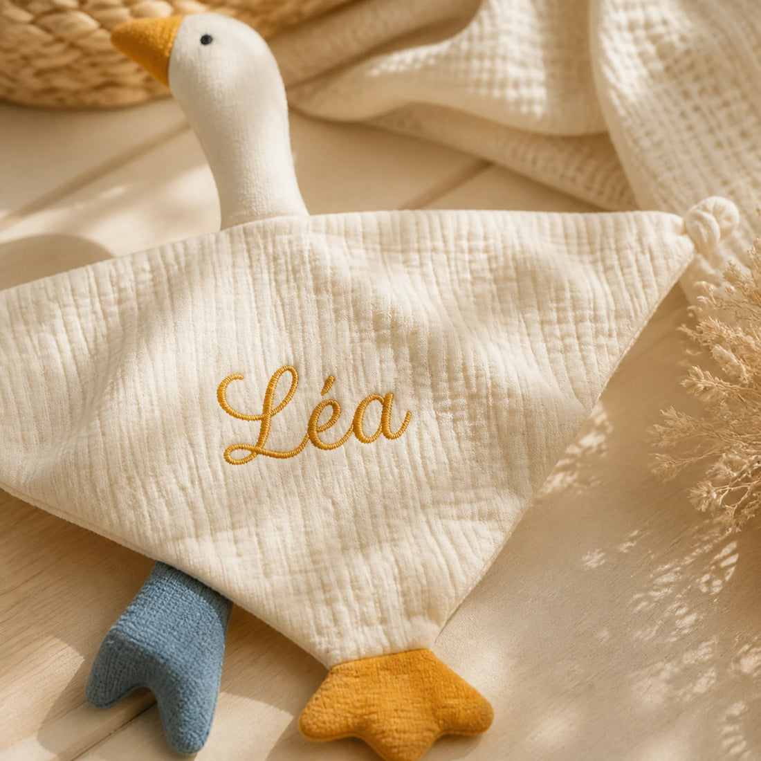 Détails de la broderie du doudou cygne personnalisé