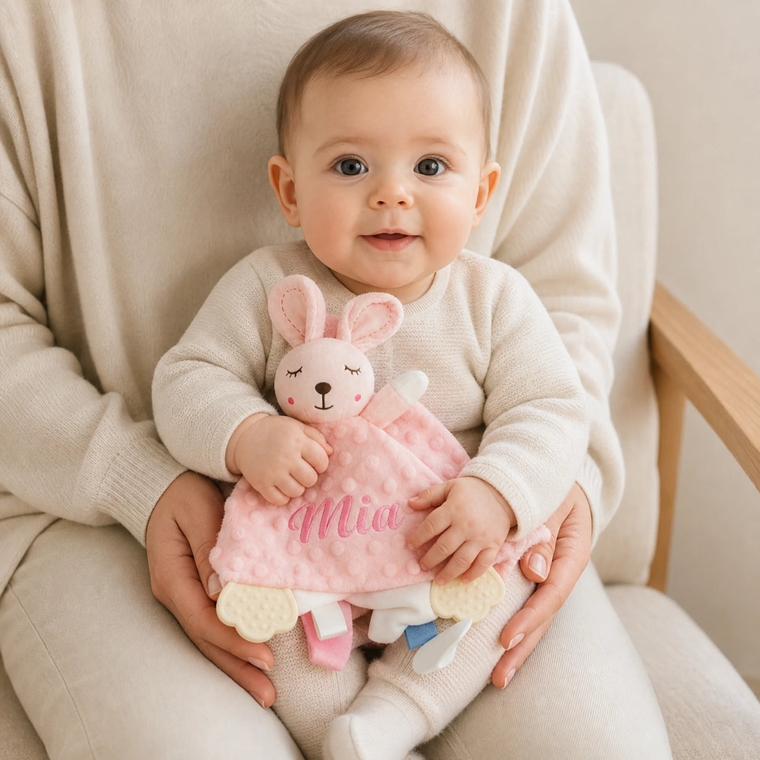 Doudou personnalisé lapin brodé au prénom — minky – mise en scène dans un univers bébé doux et lumineux