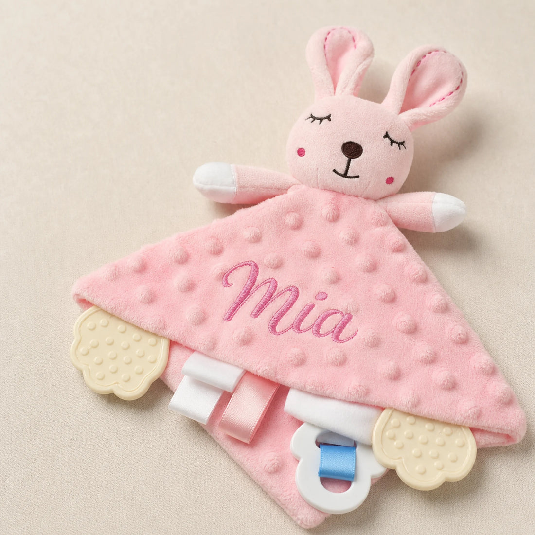 Doudou personnalisé lapin brodé au prénom — minky – détail des matières et des finitions