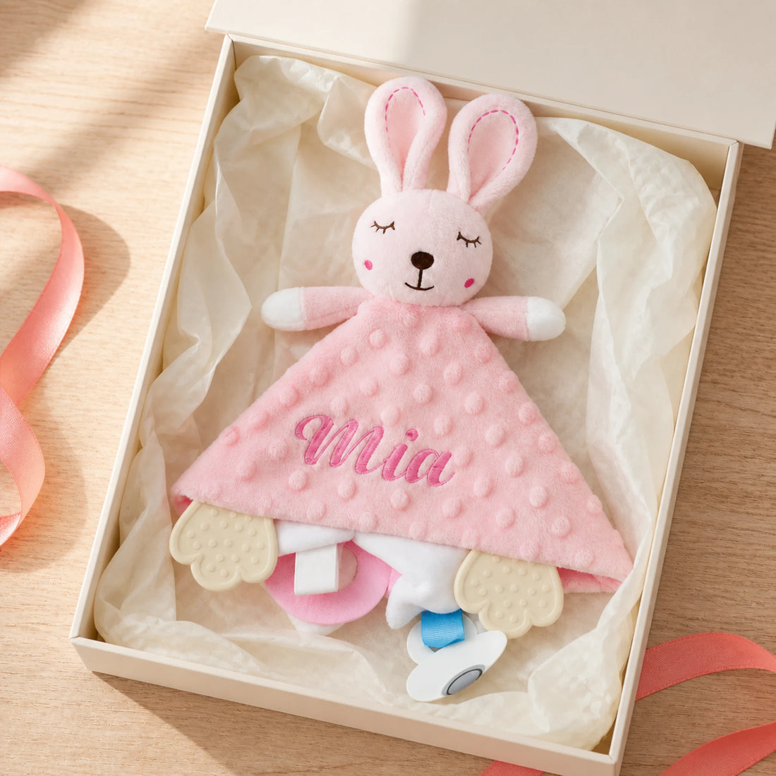 Doudou personnalisé lapin brodé au prénom — minky – mise en situation du produit