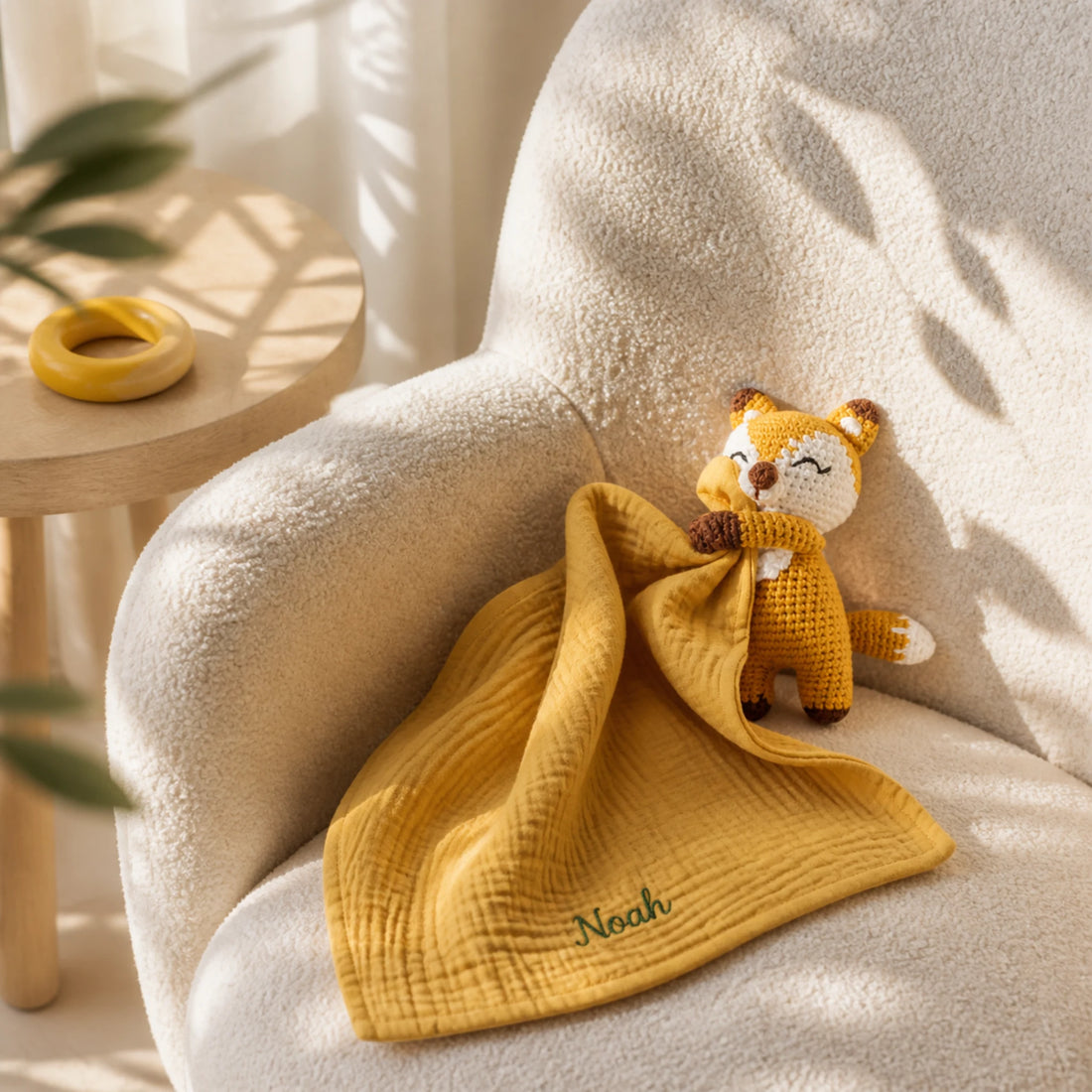 Doudou mousseline personnalisé dans un décor bébé naturel