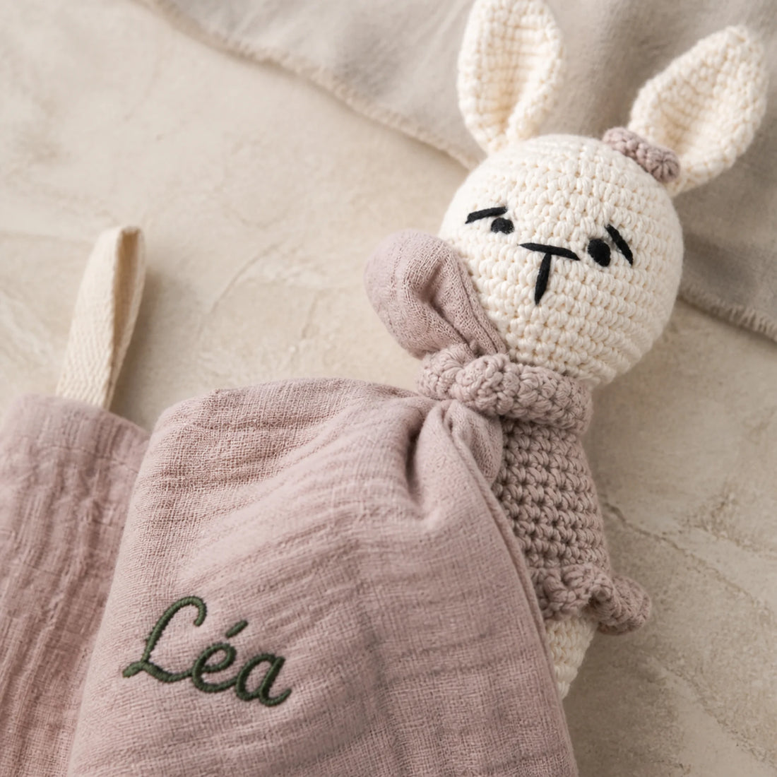 Détails de la mousseline et de la broderie personnalisée